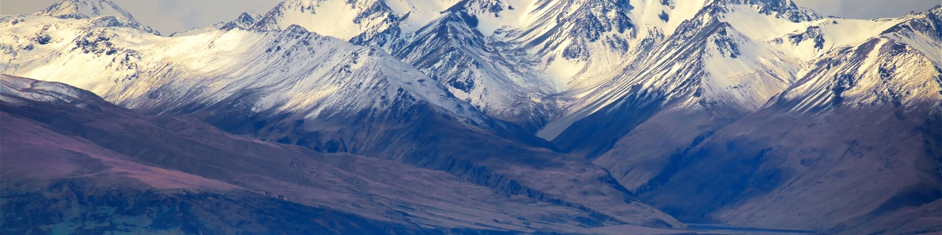 Observatorio de Mount John ofreciendo nieve, montañas y un lago o laguna