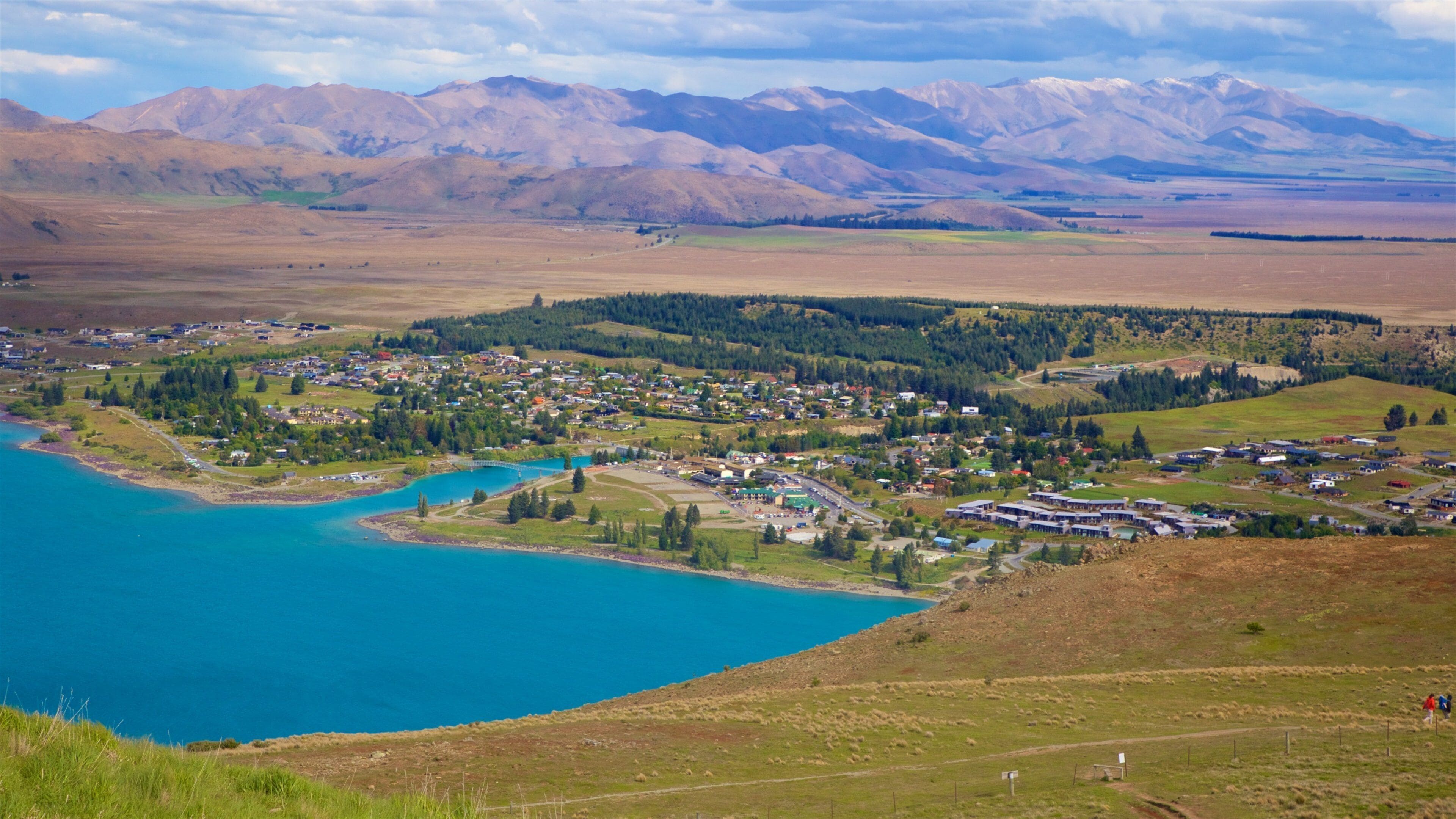 Observatório de Monte John mostrando paisagem, uma cidade pequena ou vila e montanhas