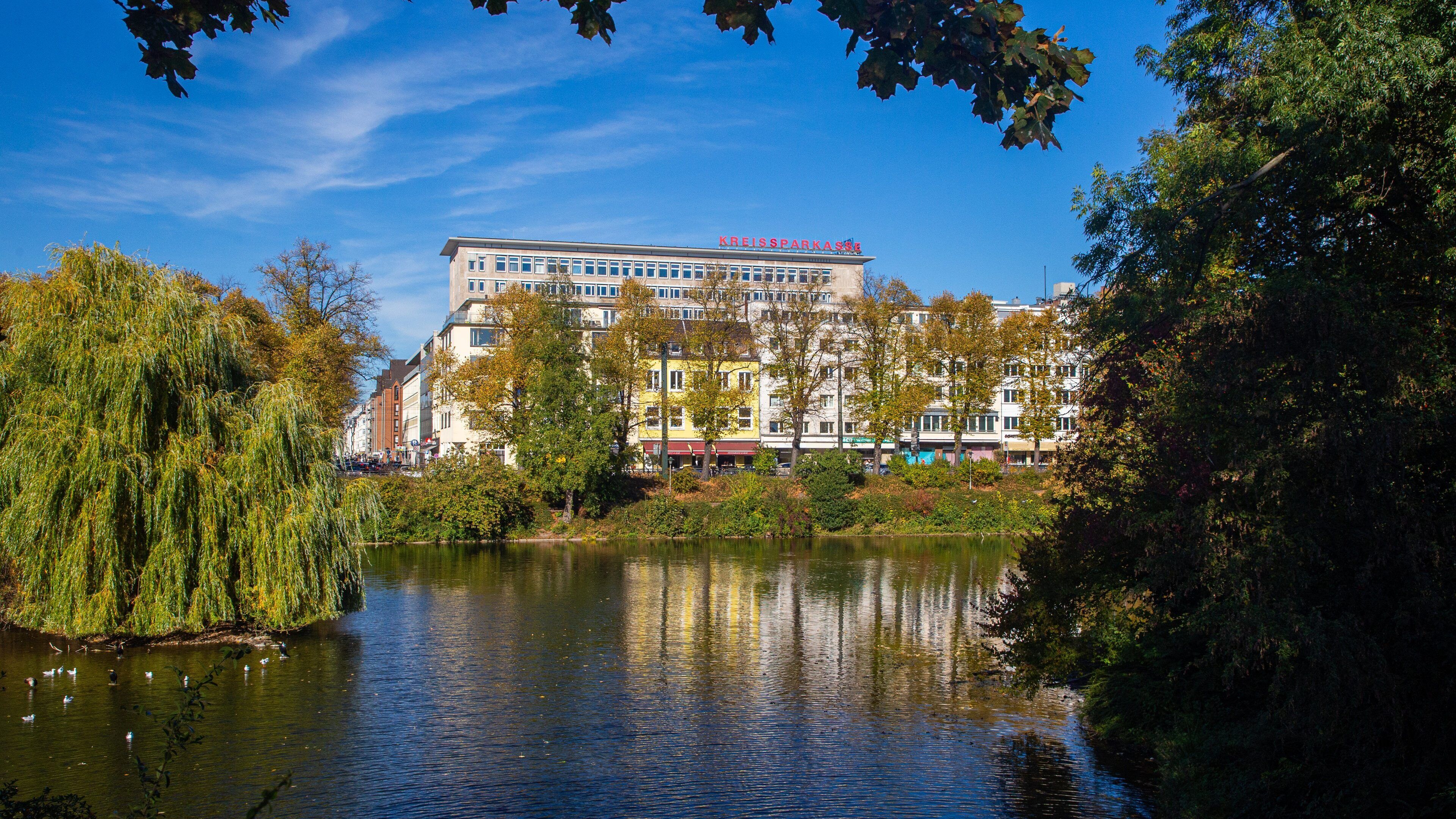 K21 Staendehaus showing a pond