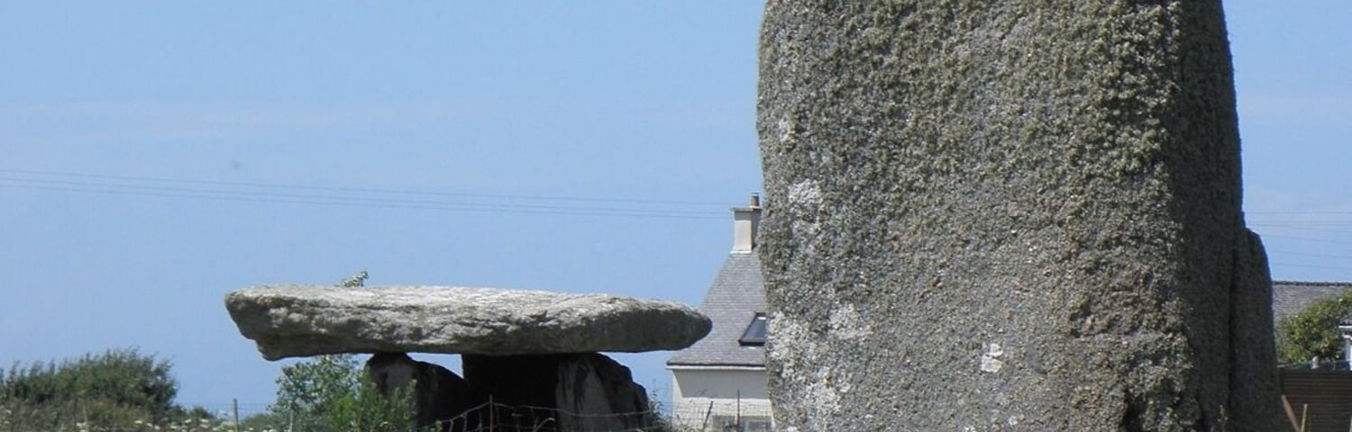 Le menhir et le dolmen de Kerivoret en Porspoder (29).