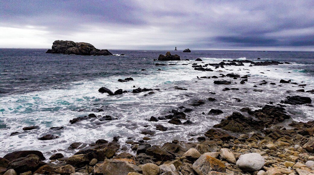 Vue sur le phare du Four depuis la presque ile Saint Laurent