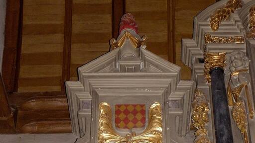 Retable du Rosaire de l'église saint-Patern de Louvigné-de-Bais (35). Armes des Le Vayer : losangé d'or et de gueules.