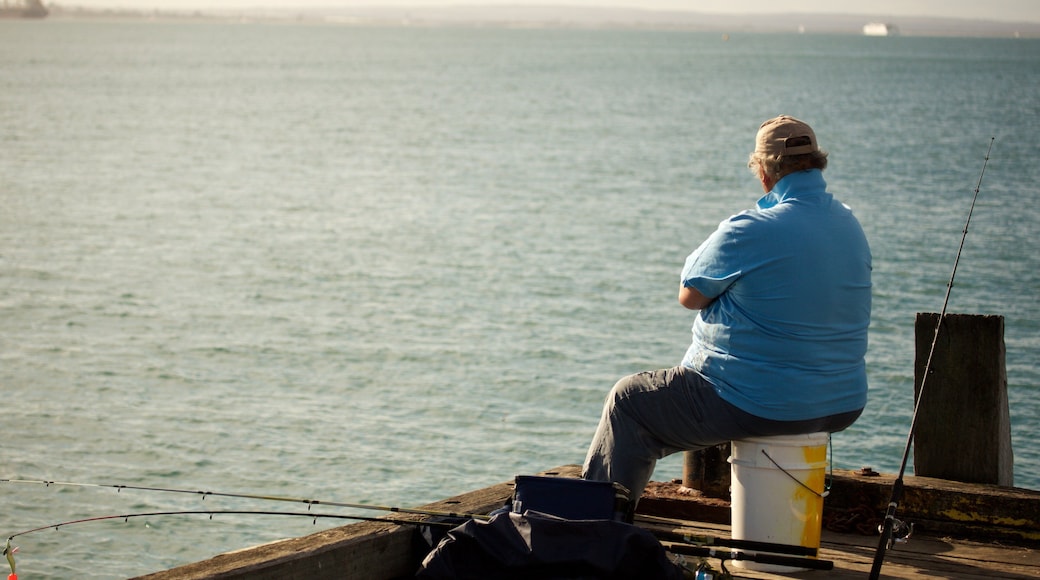 Portsea pir som viser fisking i tillegg til en mann