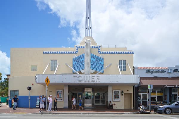 Ein Theater mit einem Schild, auf dem 'Tower' steht, und ein Restaurant namens 'Eugustino Restaurant' in der Nähe.