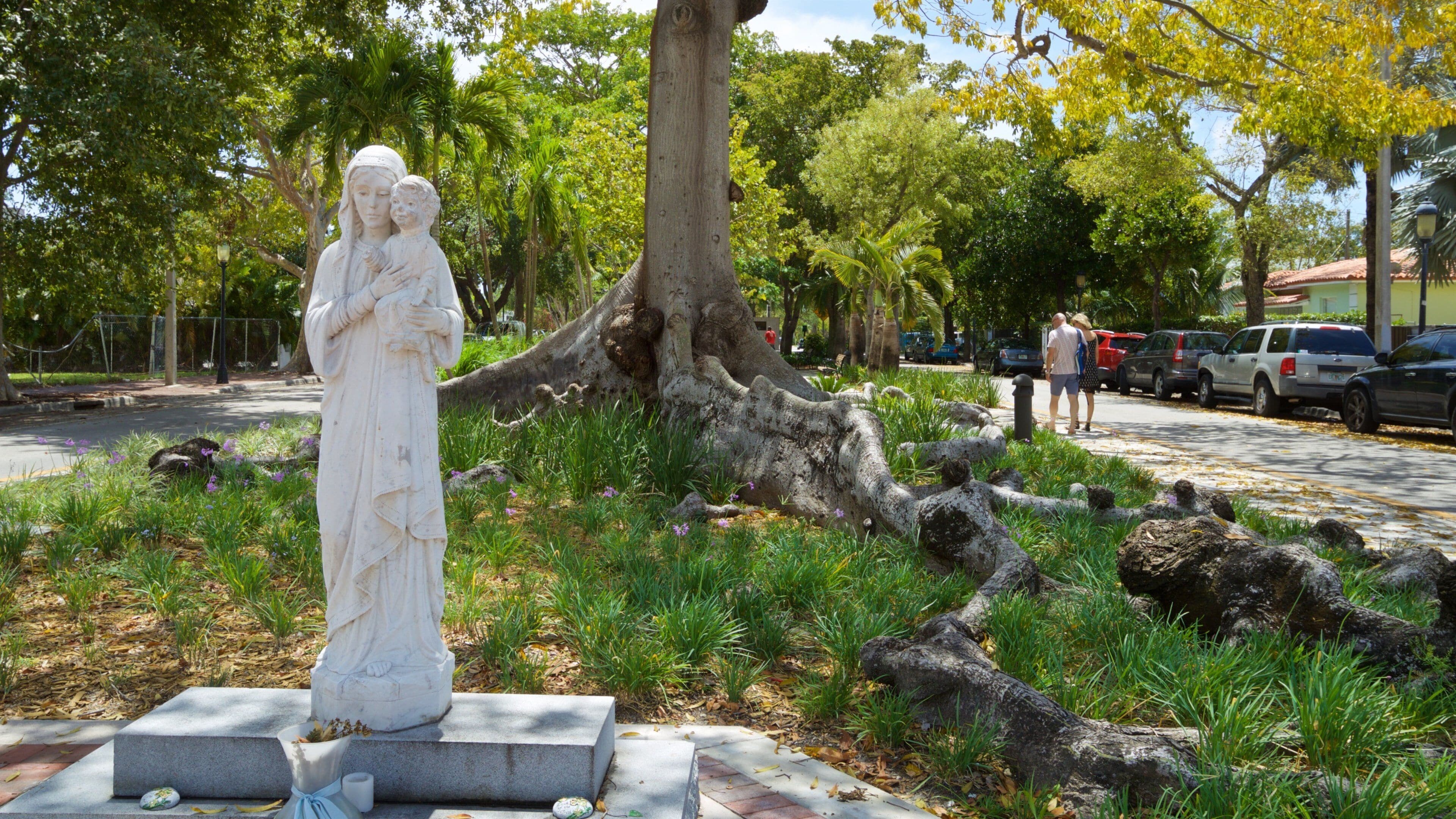 Cuban Memorial Boulevard featuring a statue or sculpture and a garden
