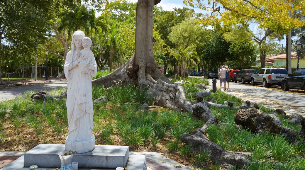 Cuban Memorial Boulevard featuring a statue or sculpture and a garden