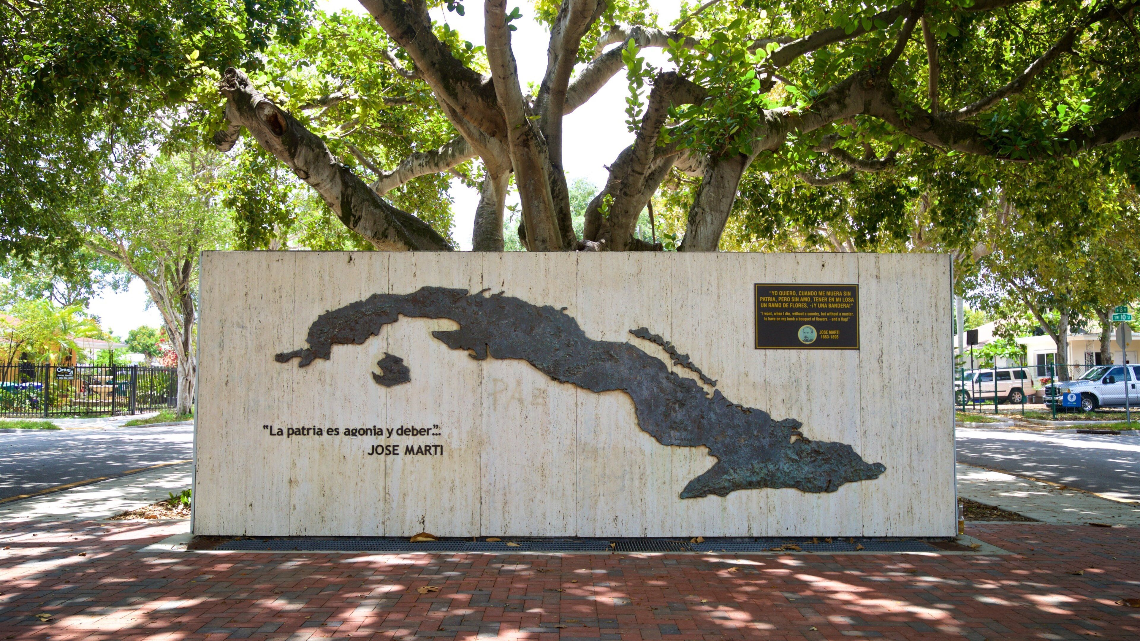Cuban Memorial Boulevard showing a park and signage