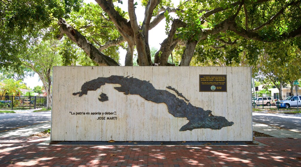 Cuban Memorial Boulevard showing a park and signage
