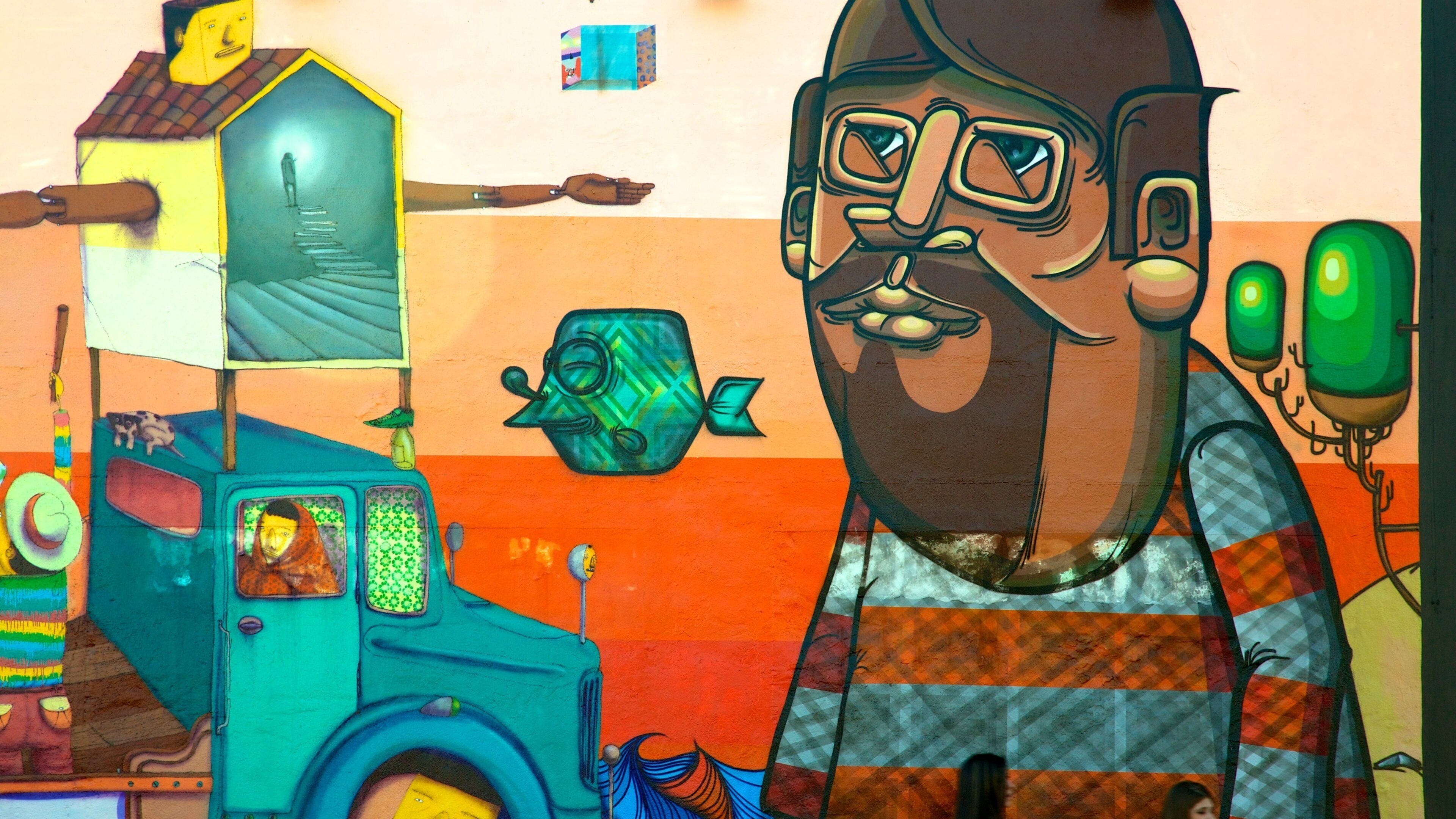 Une fresque colorée représentant un homme, une maison, une voiture et un poisson.