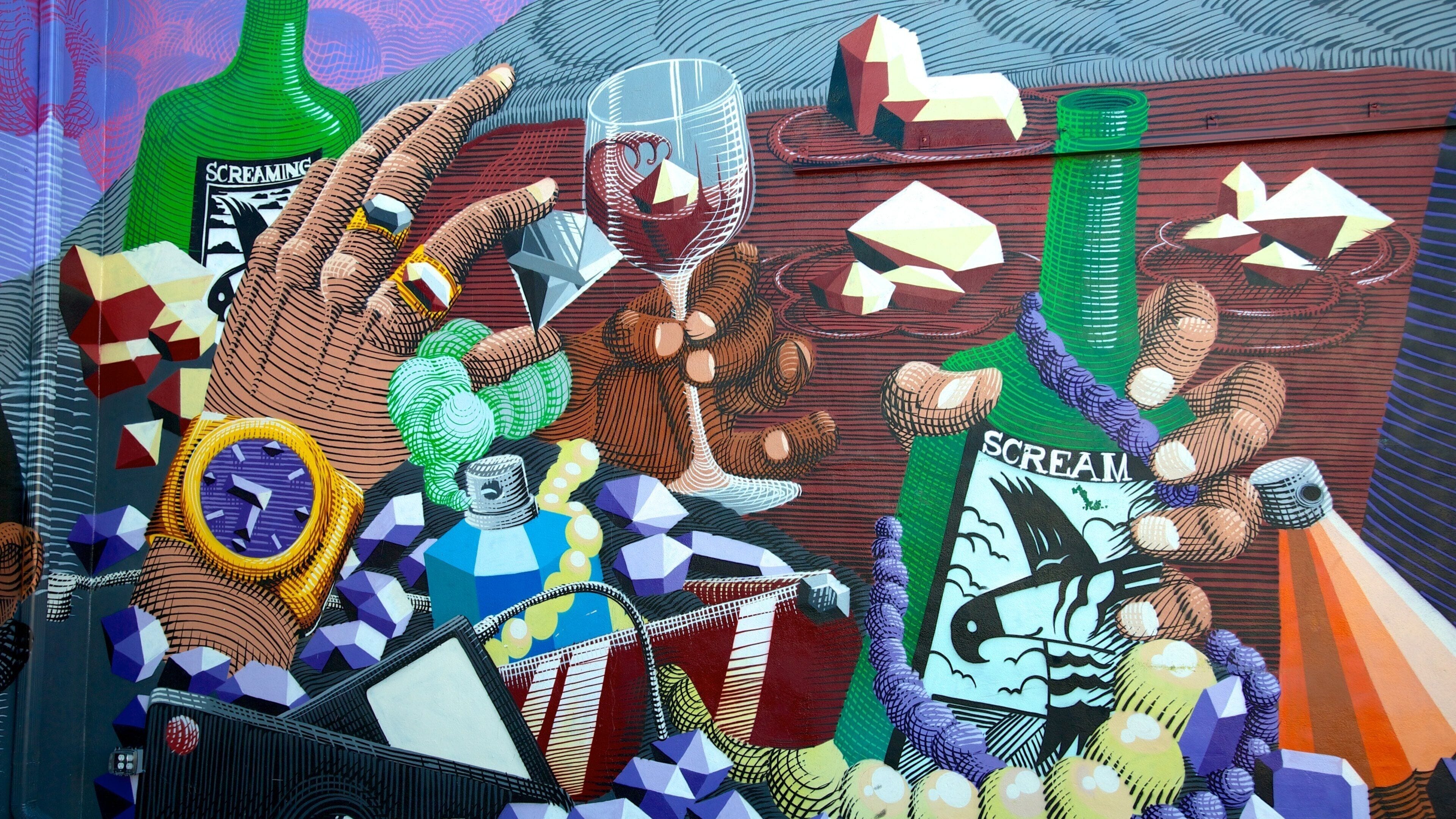 Um mural colorido com diversos objetos, como uma garrafa verde, um copo e um livro.