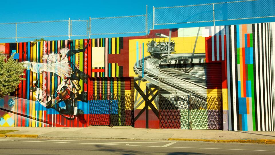 Wynwood Art District featuring outdoor art and street scenes