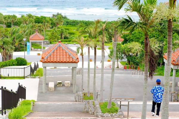 Ocean Expo Memorial Park das einen tropische Szenerien und allgemeine Küstenansicht