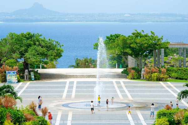 Ocean Expo Memorial Park das einen Springbrunnen, Platz oder Plaza und allgemeine Küstenansicht