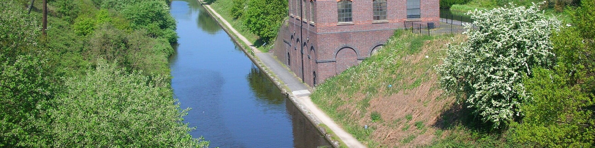 Smethwick New Pumping Station, Brasshouse Lane, Smethwick, West Midlands. The building is between the old and new lines of the BCN Main Line near Brasshouse Lane bridge, Smethwick, West Midlands, England. The engine pumped water from the lower canal (Birmingham Level) to the upper (Wolverhampton Level) in order to supply the locks at the Smethwick Summit of the older canal, replacing the original pumping engine on the corner of Rolfe Street and Bridge Street. Photographed by me 2 May 2007. Oosoom
