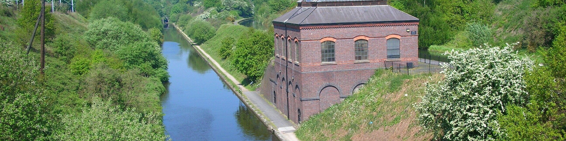 Smethwick New Pumping Station, Brasshouse Lane, Smethwick, West Midlands. The building is between the old and new lines of the BCN Main Line near Brasshouse Lane bridge, Smethwick, West Midlands, England. The engine pumped water from the lower canal (Birmingham Level) to the upper (Wolverhampton Level) in order to supply the locks at the Smethwick Summit of the older canal, replacing the original pumping engine on the corner of Rolfe Street and Bridge Street. Photographed by me 2 May 2007. Oosoom