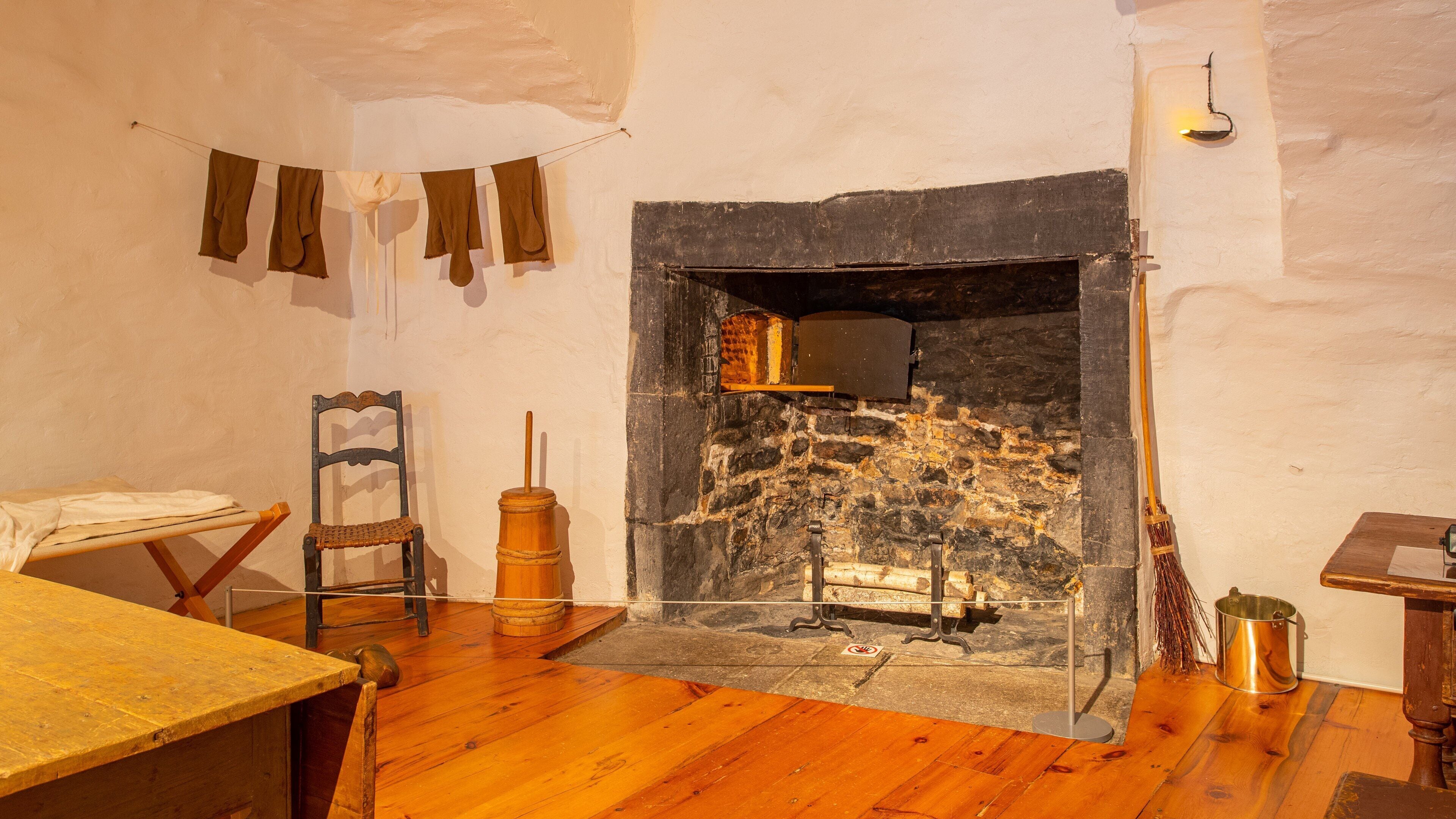 Chateau Ramezay Museum showing interior views