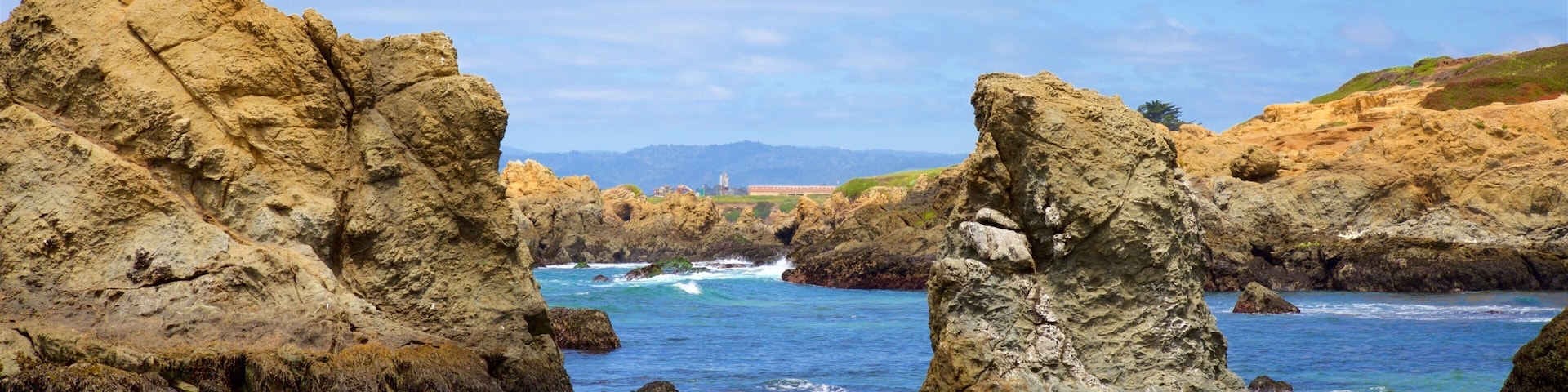 Glass Beach caracterizando litoral acidentado
