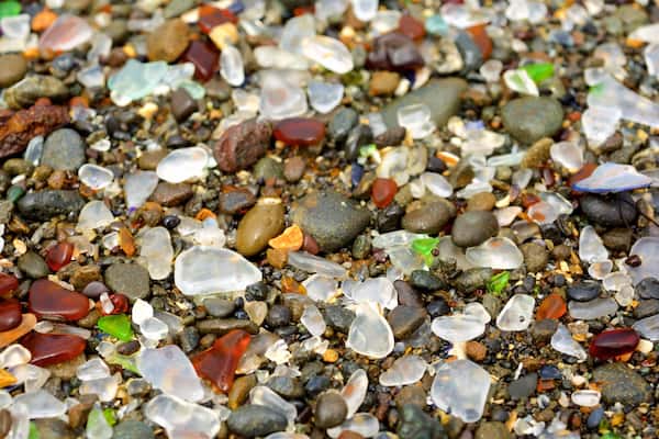 Glass Beach showing a pebble beach