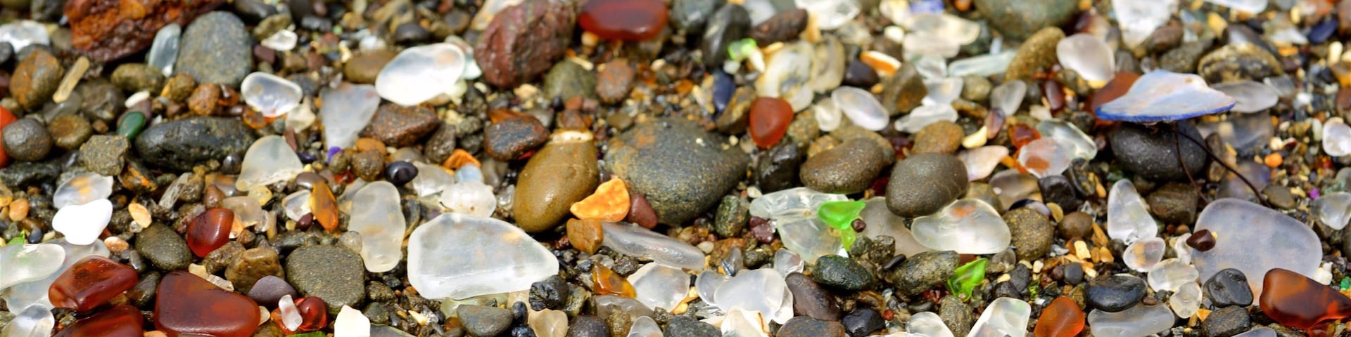 Glass Beach que inclui uma praia de pedras