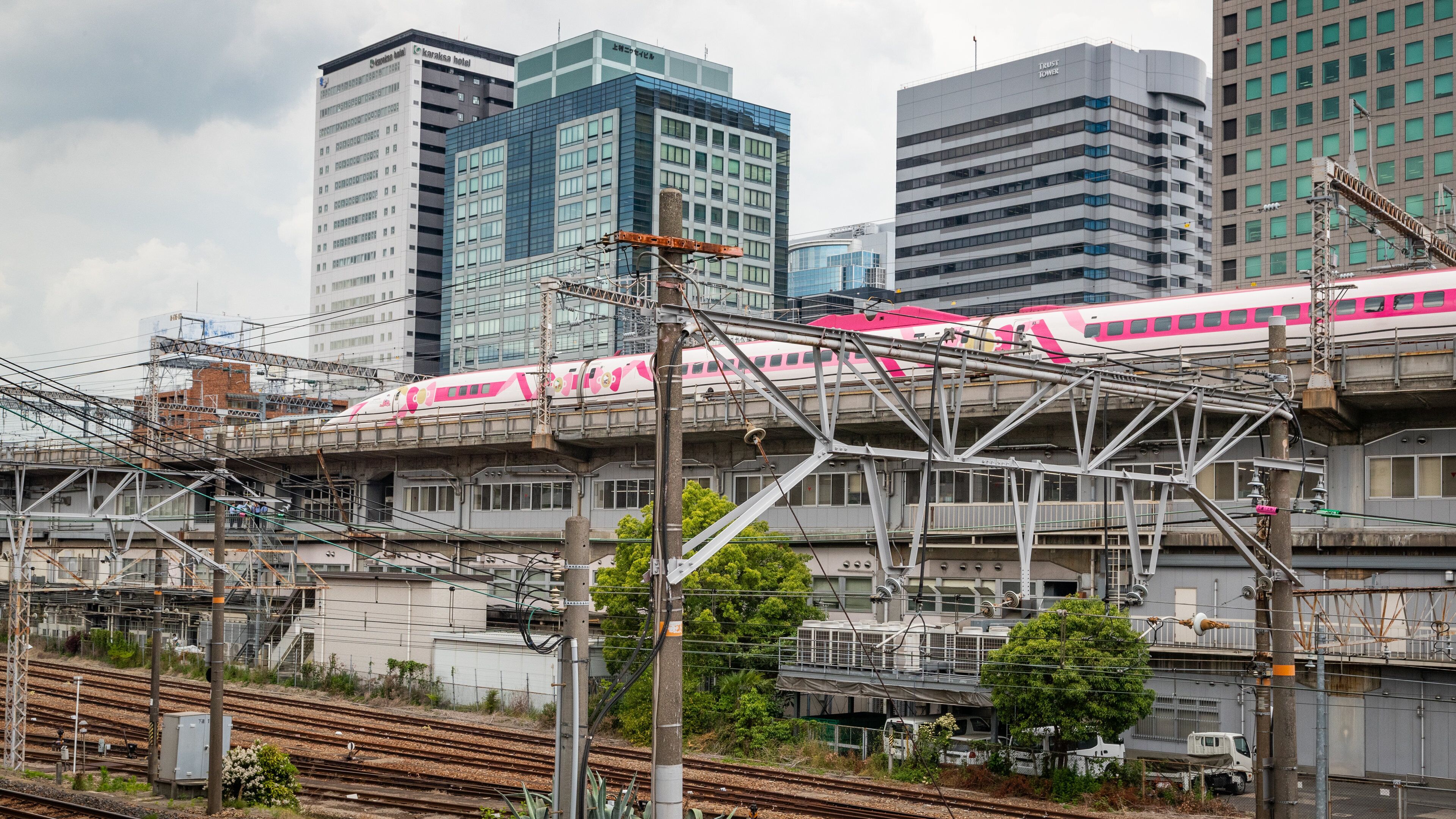 Shin-Osaka showing railway items and a city
