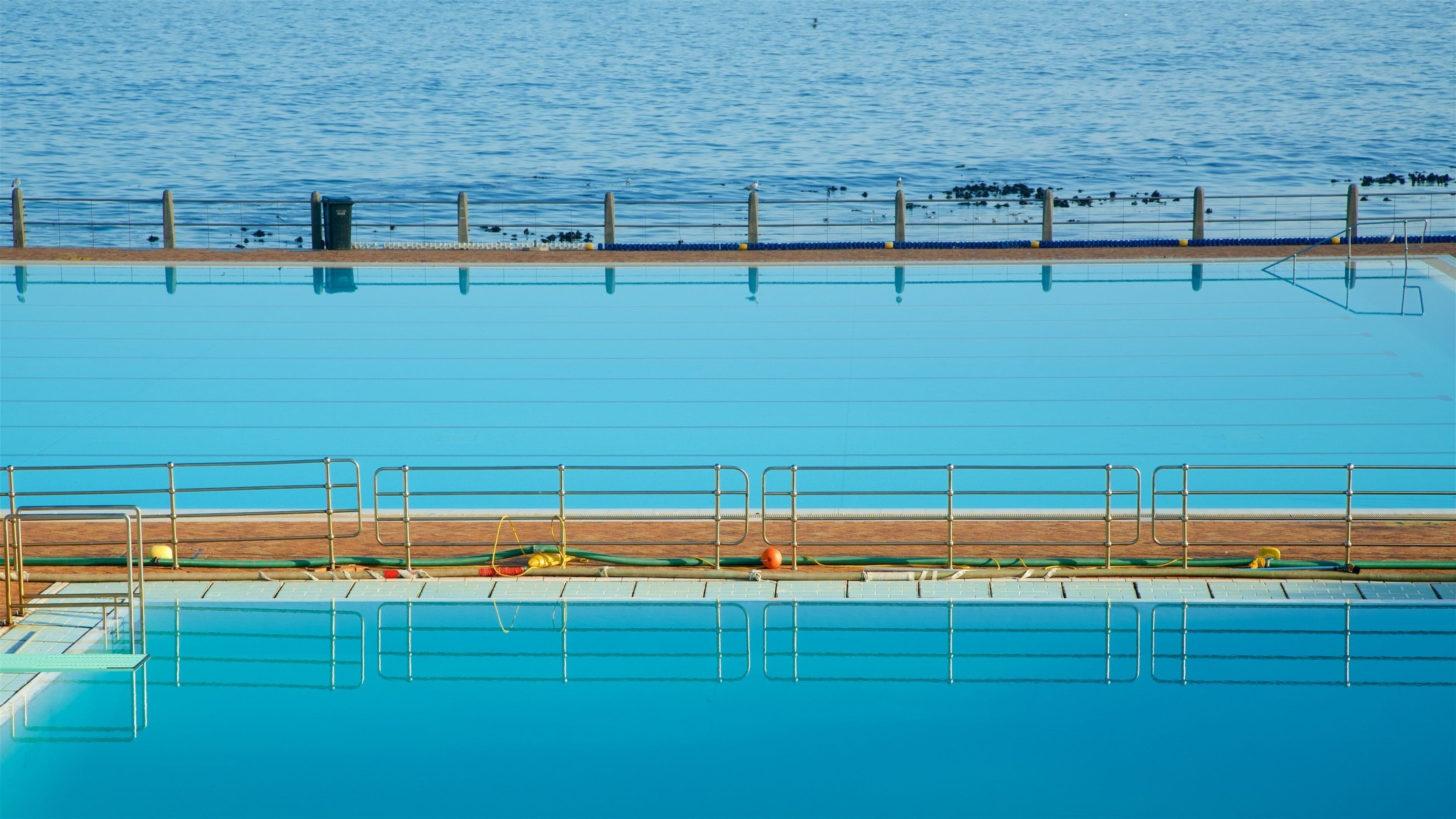 Sea Point Swimming Pool 设有 海邊城市, 綜覽海岸風景 和 游泳池