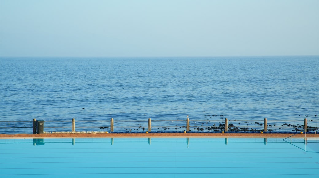 Sea Point Swimming Pool 呈现出 海邊城市, 綜覽海岸風景 和 游泳池