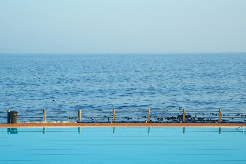 Una piscina amb vista al mar.