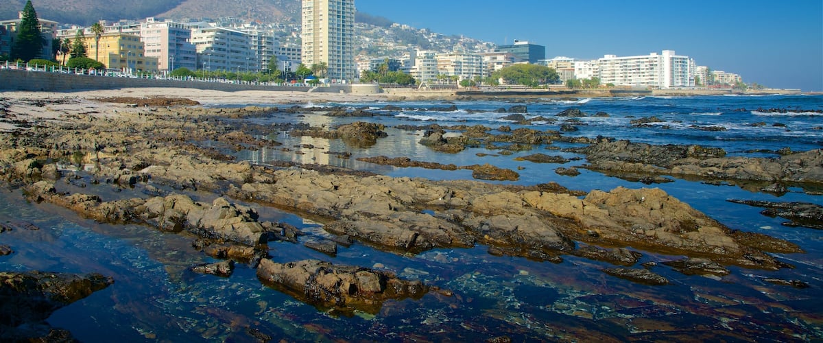 Milton Beach que incluye una ciudad, surf y costa rocosa