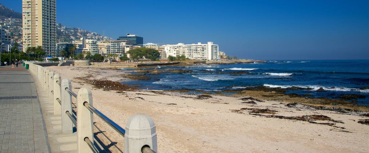 Milton Beach que incluye una ciudad y una playa