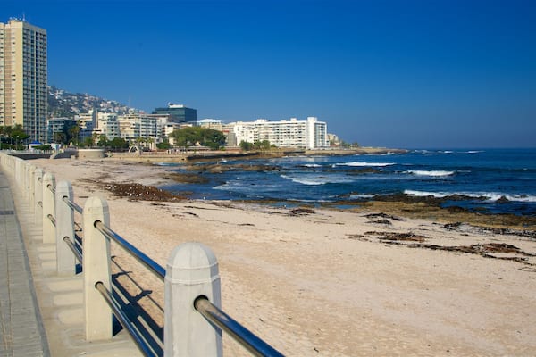 Plage Milton montrant plage et ville