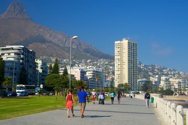 Milton Beach welches beinhaltet Stadt sowie große Menschengruppe