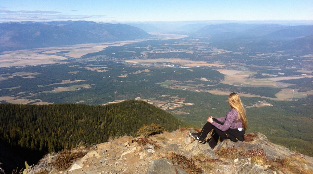 Bonners Ferry mostrando montanhas assim como uma mulher sozinha