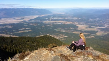 Bonners Ferry showing mountains as well as an individual femail