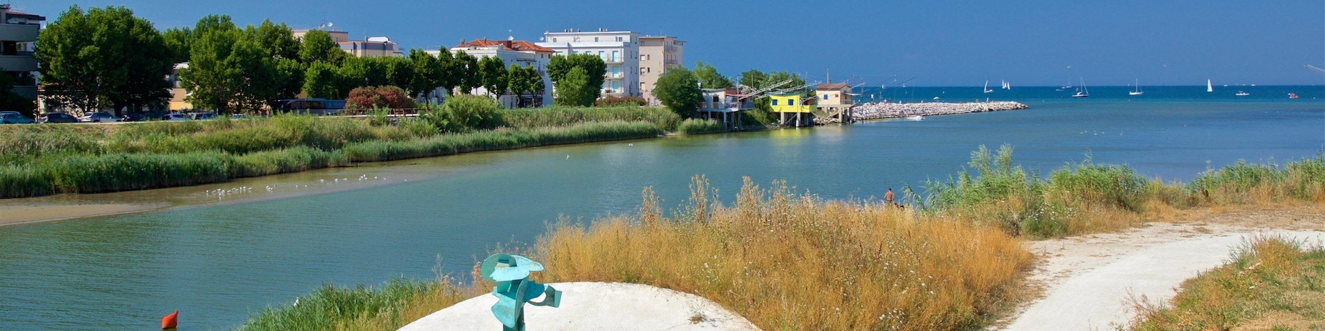 Rivabella ofreciendo vistas de una costa y un río o arroyo