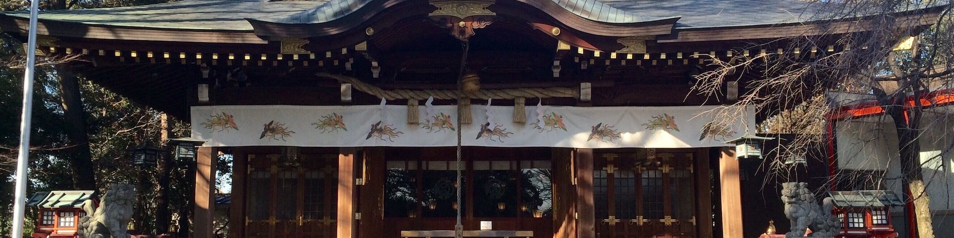 神奈川県座間市入谷に鎮座する鈴鹿明神社の拝殿。