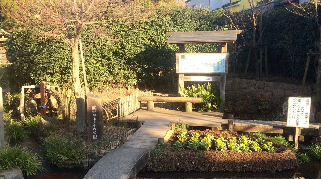 鈴鹿明神社傍の鈴鹿の小径(こみち)沿いにある「龍源水 ホタルの公園」。龍源院の湧水が小径の水路に合流している。