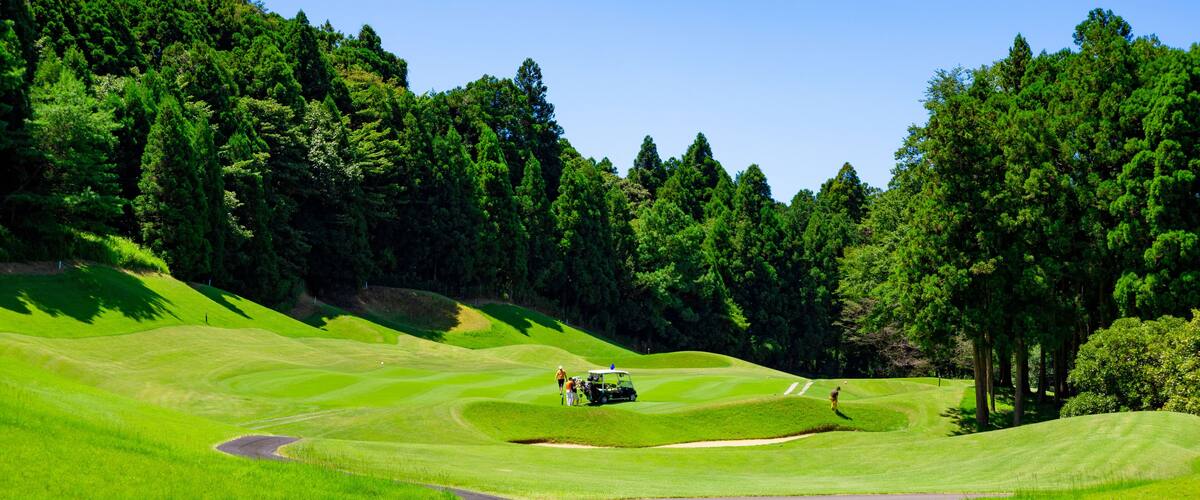青空のゴルフ場・ティーグラウンドからのロングコースの眺め(千葉県木更津市)