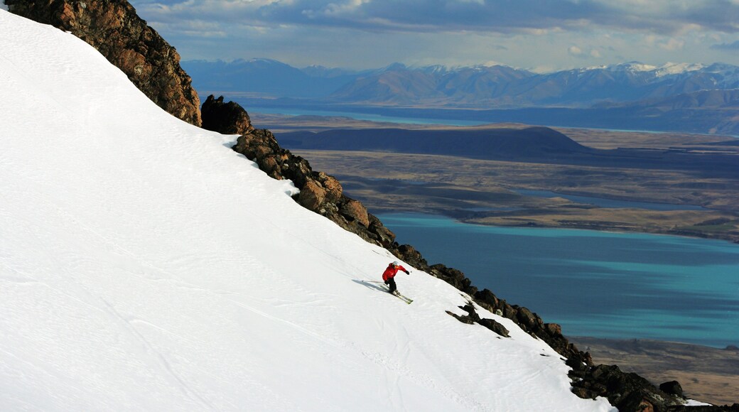 Roundhill Ski Area featuring snow and mountains