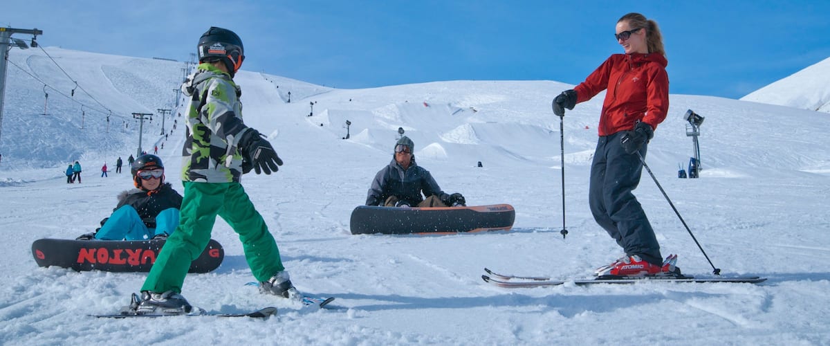 Roundhill-skigebied toont snowtuben, skiën en sneeuw