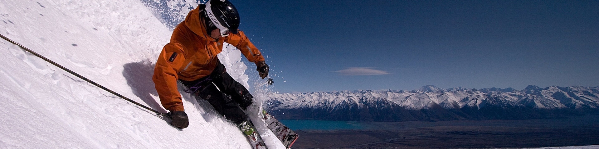 Estación de esquí Roundhill ofreciendo montañas, esquí y nieve