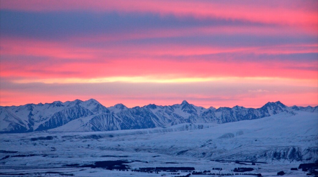 Estación de esquí Roundhill mostrando un atardecer y nieve