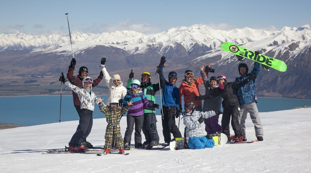 Roundhill skiheis som viser snø i tillegg til en stor gruppe med mennesker