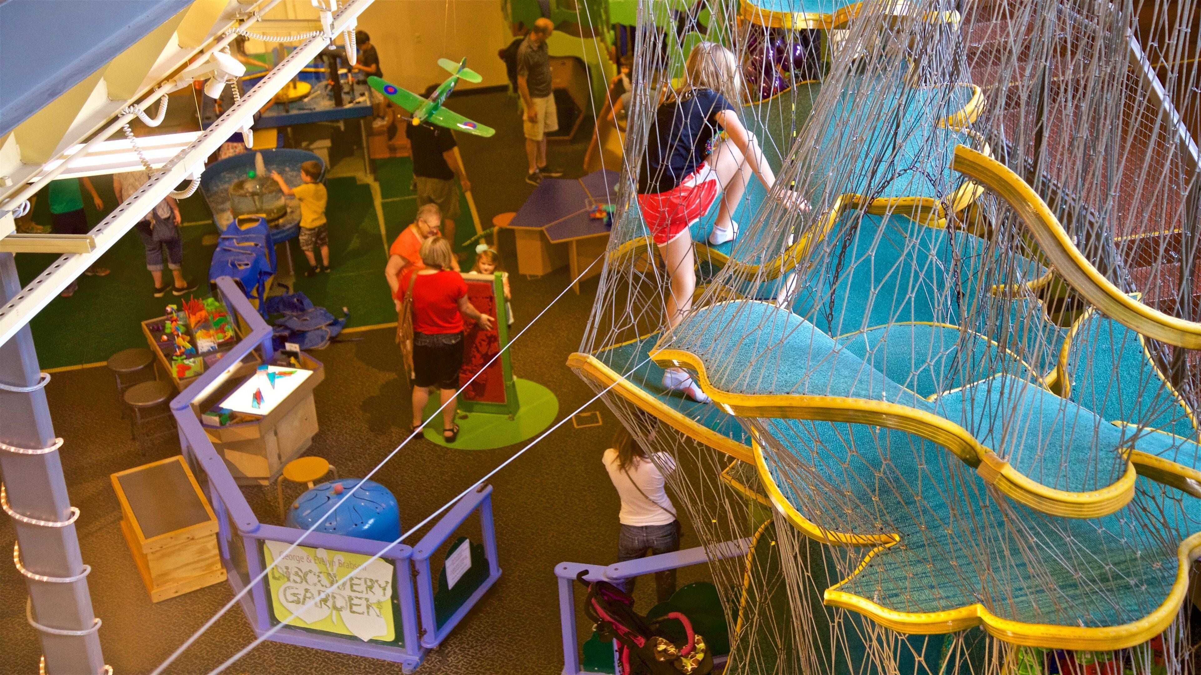 Wonderlab Science Museum welches beinhaltet Innenansichten sowie kleine Menschengruppe