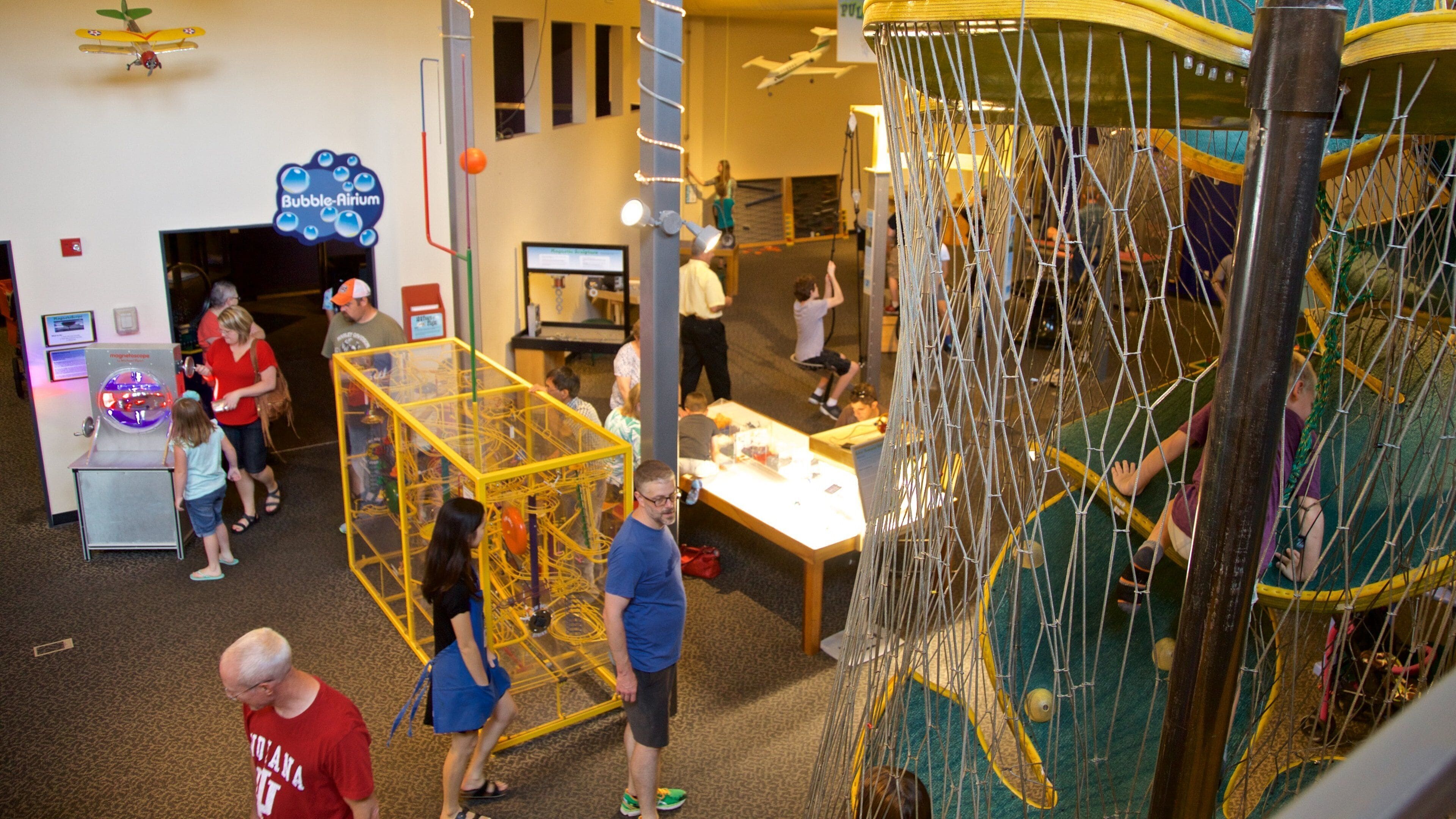 Wonderlab Science Museum caratteristiche di vista interna cosi come un piccolo gruppo di persone