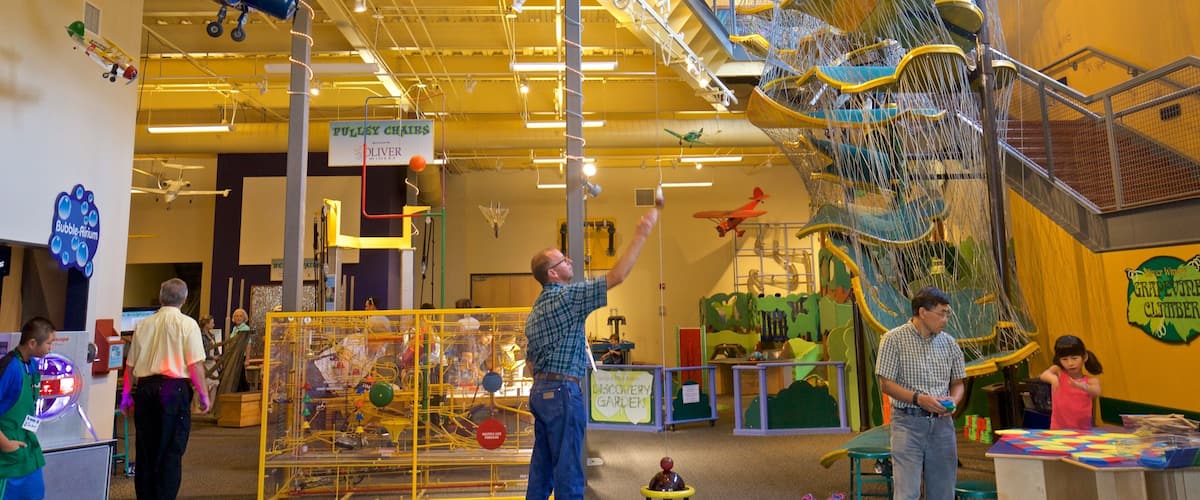 Museo Wonderlab de Ciencias que incluye vistas interiores y también un pequeño grupo de personas