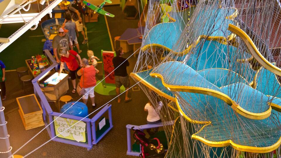 Wonderlab vitenskapsmuseum som inkluderer innendørs i tillegg til en liten gruppe med mennesker