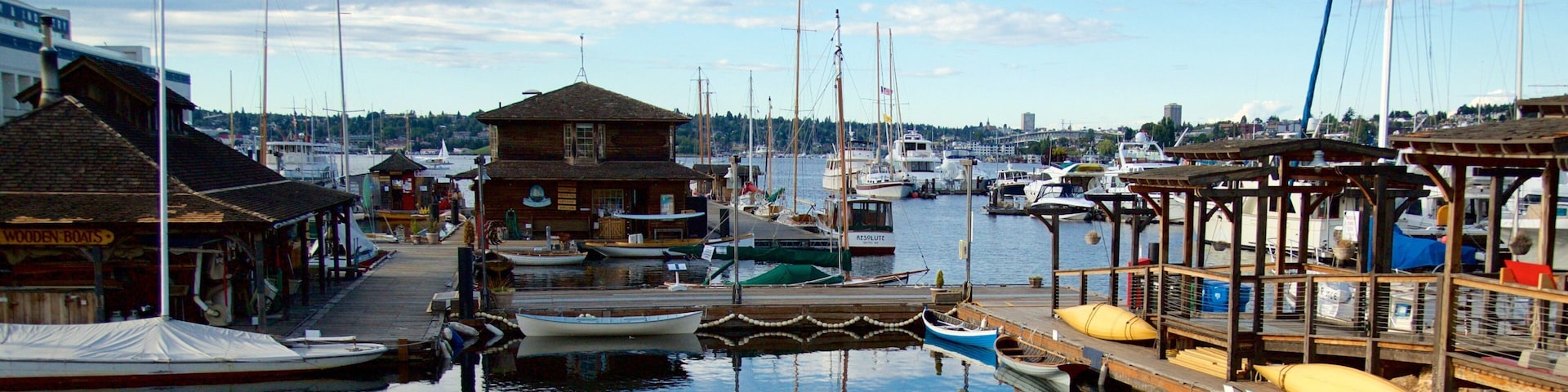 Center for Wooden Boats caracterizando canoagem, uma marina e uma baía ou porto