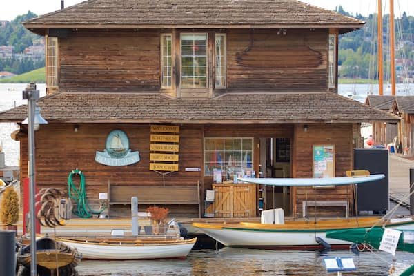 Center for Wooden Boats das einen Bootfahren und Bucht oder Hafen