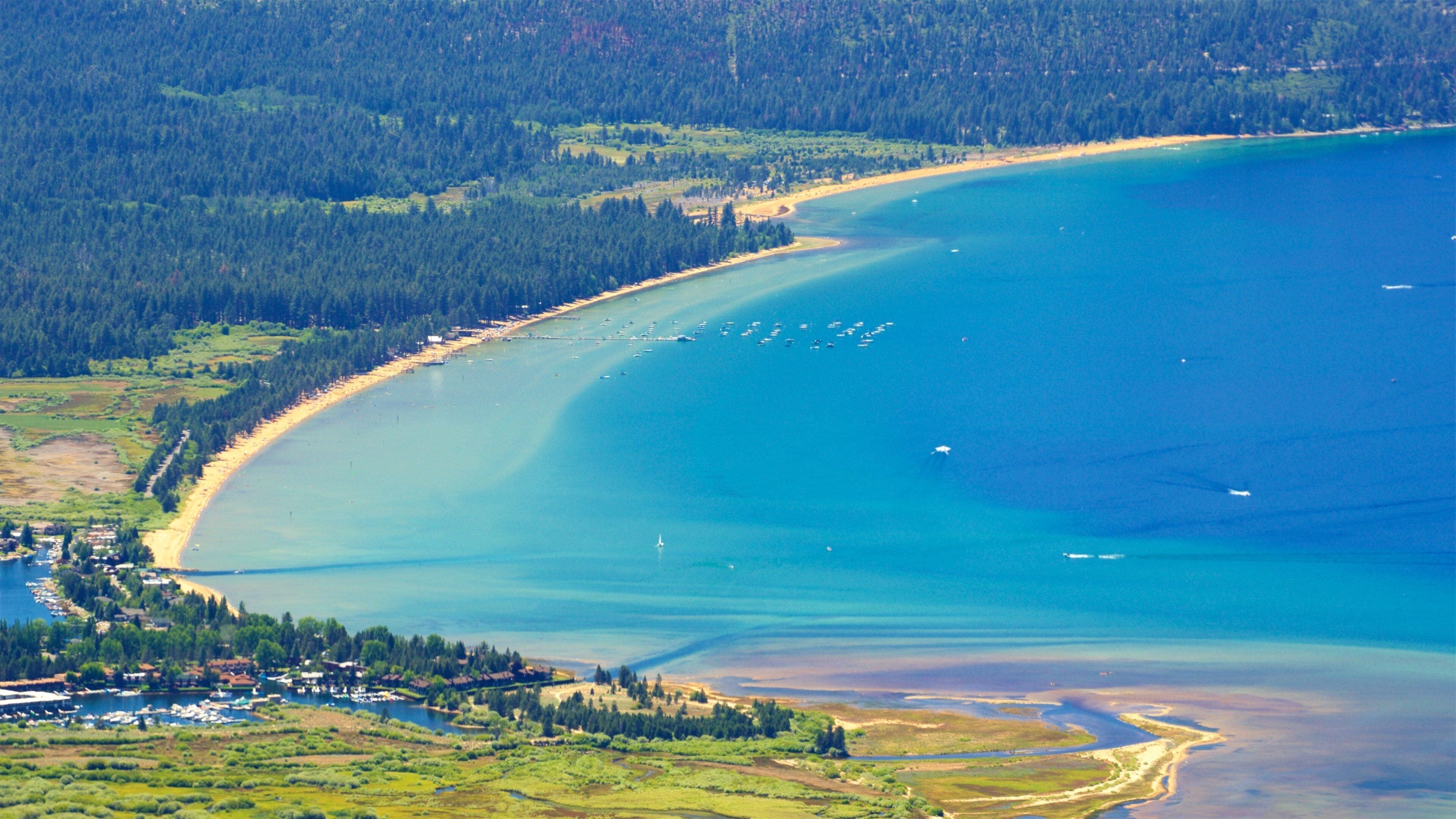 Gondola at Heavenly ofreciendo situaciones tranquilas, una bahía o un puerto y un lago o laguna