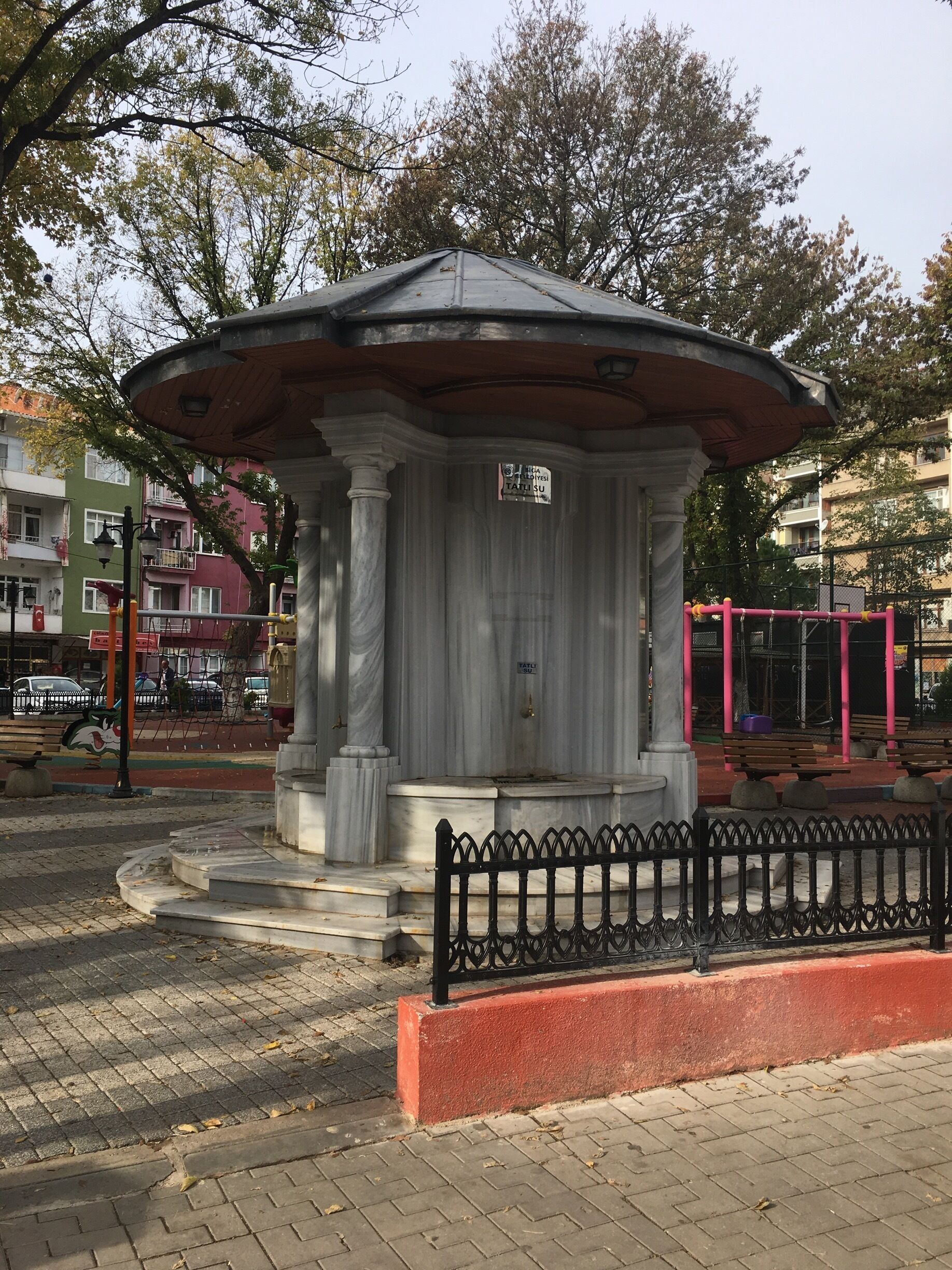 Yillarin KAVAKLIK PARKIN adini degistirmisler ve dedemin ve babasinin hatirasi olan cesmeyi yikip yenisini yapmislar(kotu olmamis) ve adini KOSELER CESMESI konmasini beklerken belediye kendi adini koymus, sanki cok ihtiyaci varmis gibi....gecmise ve hatiralara saygi bukadar zor mu? Uzuldum....